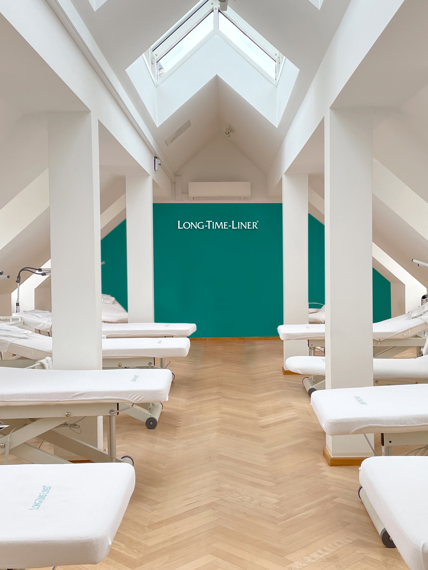 Headerbild für Fachtrainer für Permanet Make Up (m/w/d) für die Aus- und Weiterbildung bei Long-Time-Liner®